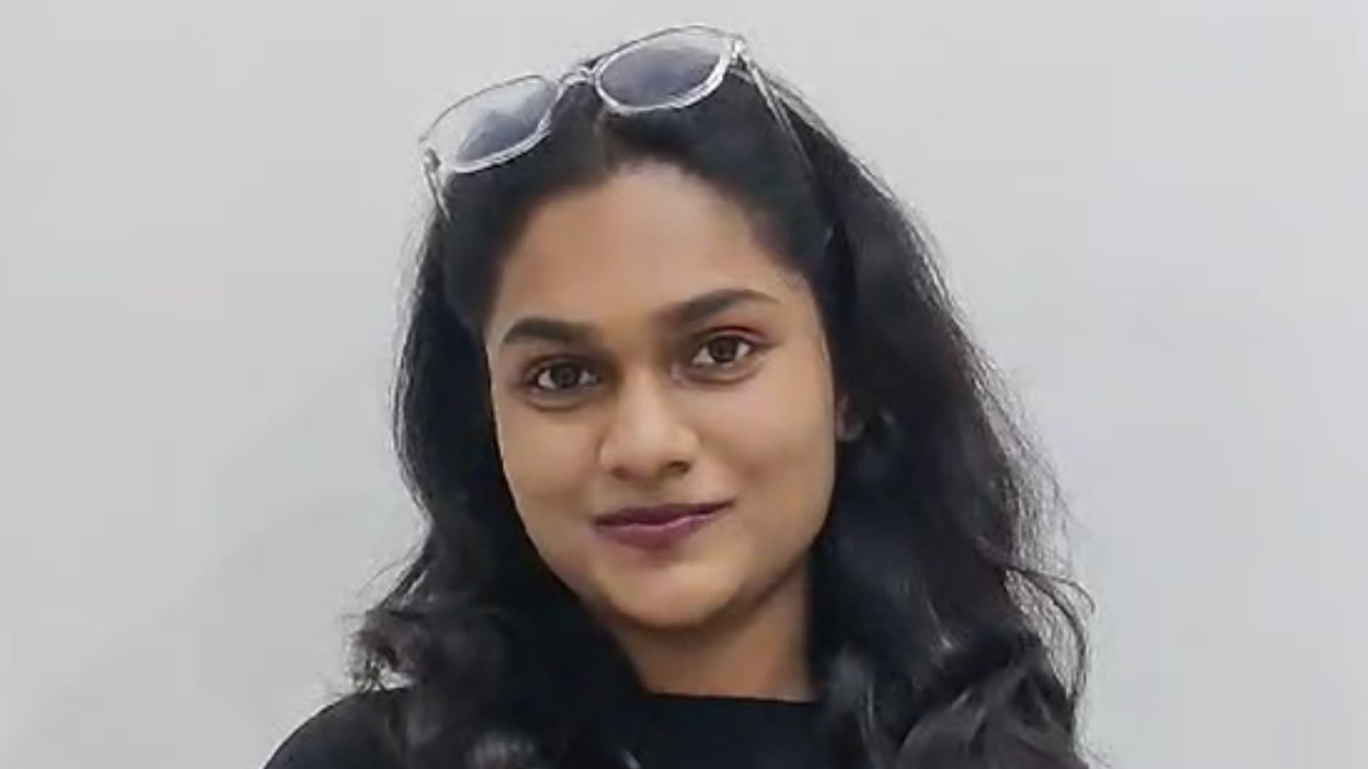 Wareesha Farooqui – Hindi poet and shayari writer, smiling in a black outfit with sunglasses on her head.